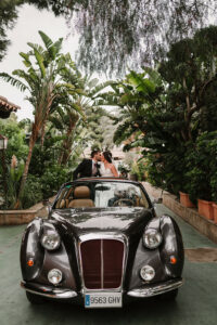 Pareja de novios en coche antiguo entrando en Casa Rafael Almería